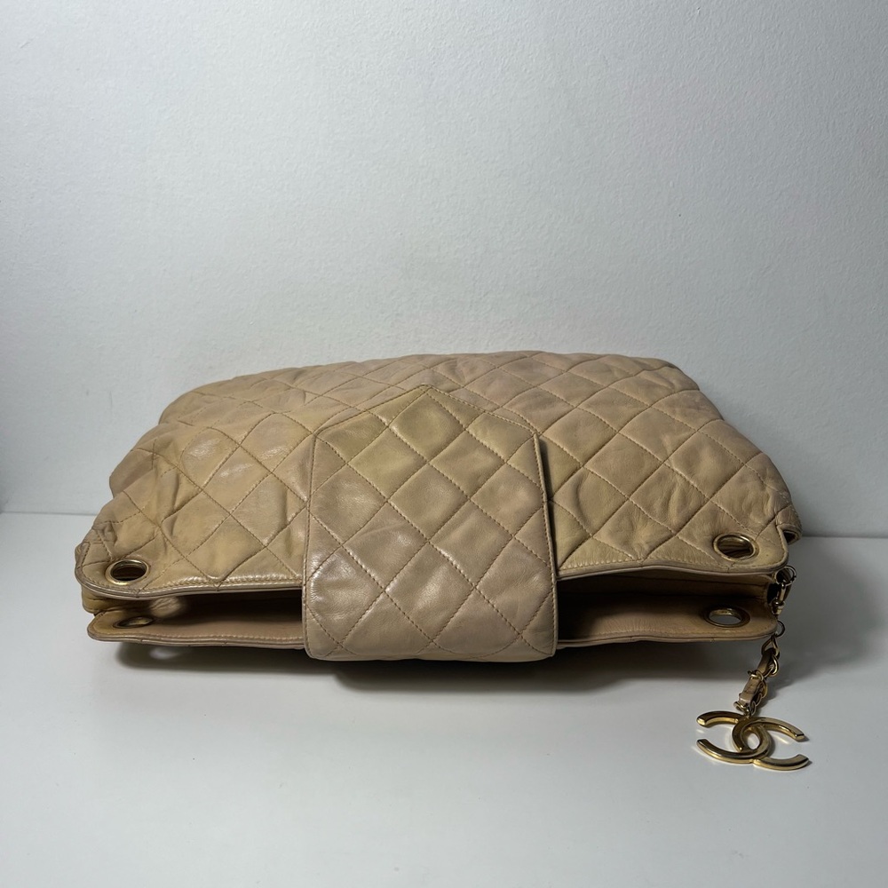 Chanel CC Vintage Beige Quilted Matelasse Charm Chain Link Shoulder Bag Tote - Picture 9 of 14